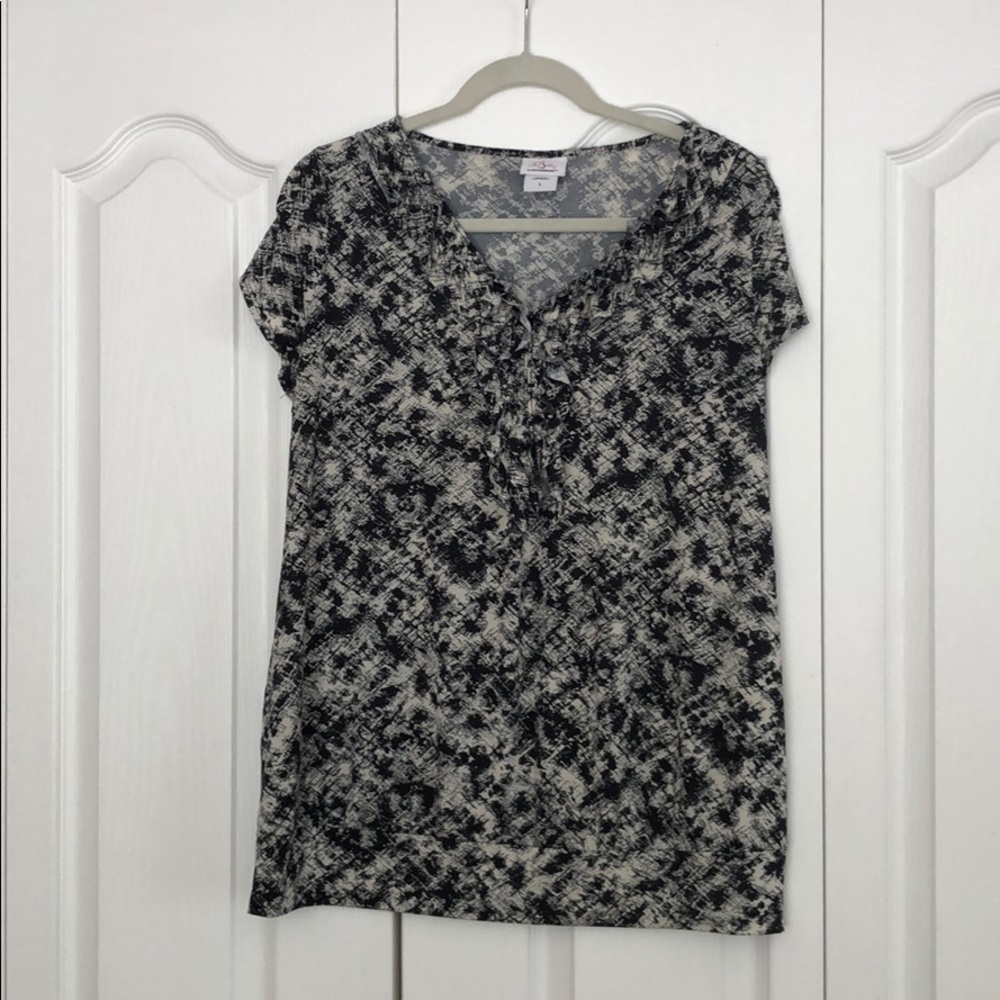 Maternity top with ruffle v neck.